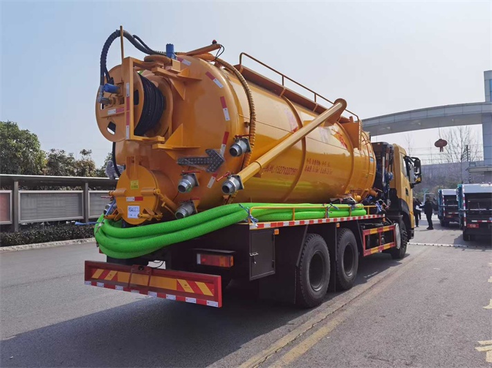 东风天龙清洗吸污车