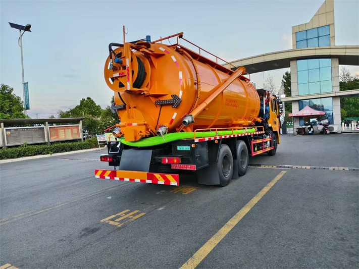 东风后八轮清洗吸污车