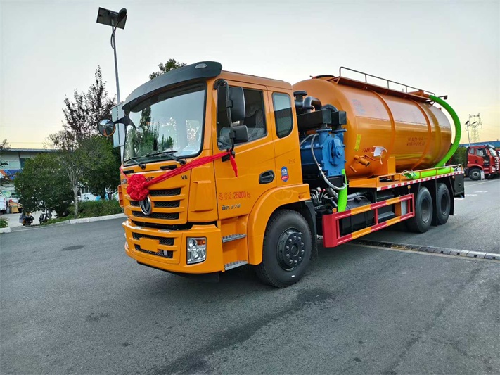 东风后八轮清洗吸污车