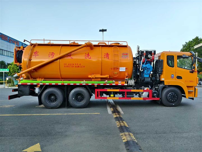 东风后八轮清洗吸污车
