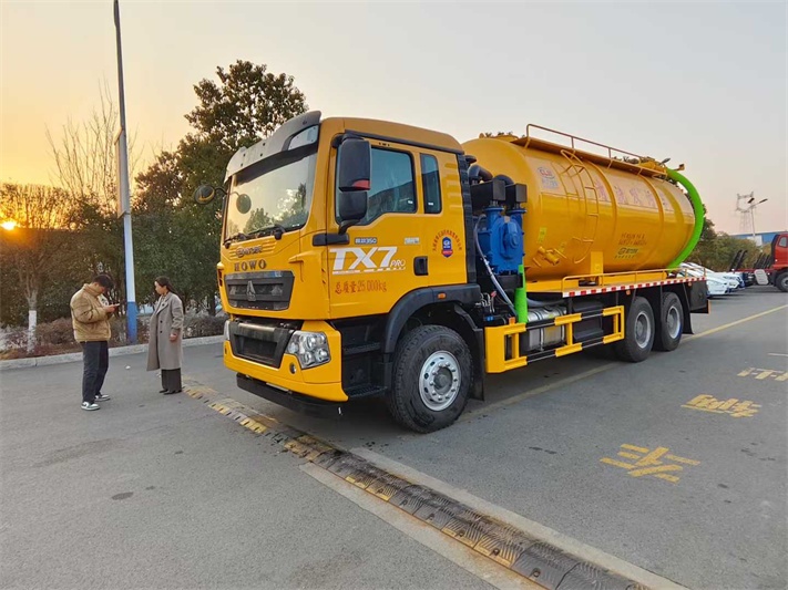 重汽后八轮清洗吸污车