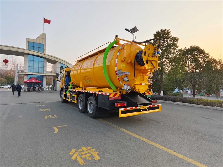 重汽后八轮清洗吸污车